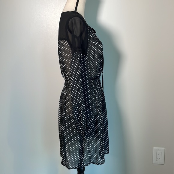 B Darlin Black White Printed V Sheer Neck Smocked Mini Long Sleeve Dress 3/4 - Picture 10 of 11